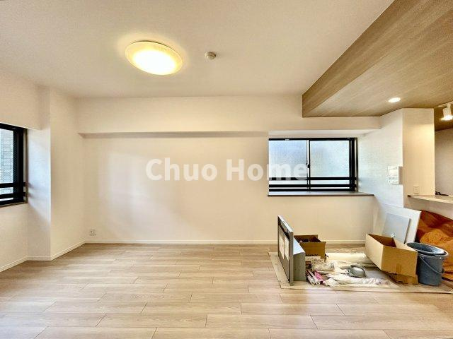 キャニオングランデ大島のキッチン|視界に広がりを生むオープンなキッチン。料理や片付けをしながら、家族との会話を楽しんだり、リビングで遊ぶ子どもを見守れます。ご見学時には家具の配置などもイメージしながらぜひご覧になって見て下さい。