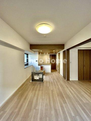 【ダイニング】 | キャニオングランデ大島 | 【ダイニング】忙しい朝でも、しっかり家族が揃って食事をして頂けるゆとりある大きさのダイニングスペース。奥様が作る手料理をカウンター越しに受けとって頂き、テーブルで囲む素敵な時間を存分に愉しんで下さい。