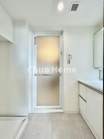 キャニオングランデ大島の脱衣所|【洗面所】明るい洗面所は朝をすっきりさせてくれる空間です。バタバタしている忙しい朝でも収納が多い洗面台では短い時間で効率良く支度ができます。