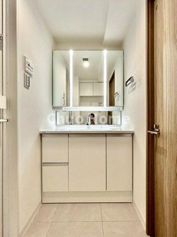 キャニオングランデ大島の独立洗面台|【洗面化粧台】洗面化粧台には三面鏡を採用。身だしなみを整えやすい事はもちろんですが、鏡の後ろに収納スペースを設ける事により、散らかりやすい洗面スペースをすっきりさせる事が出来るのも嬉しいですね