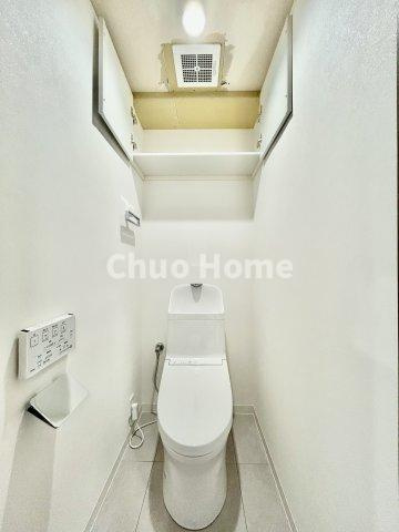 キャニオングランデ大島のトイレ|【トイレ】 収納スペースをしっかりと確保した温水洗浄便座機能付きトイレ。温水洗浄便座は清潔にお使いいただくための大切なアイテムです。