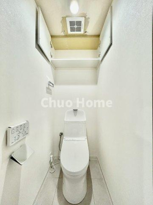 【トイレ】 | キャニオングランデ大島 | 【トイレ】 収納スペースをしっかりと確保した温水洗浄便座機能付きトイレ。温水洗浄便座は清潔にお使いいただくための大切なアイテムです。