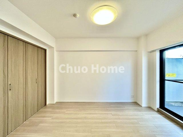 キャニオングランデ大島の洋室|【洋室】快適に過ごす条件は、一人ひとり違います。だからこそ飾り過ぎないシンプルな内装と偏り過ぎないデザインで統一しております。居住していく中でオーナー様だけの【マイホーム】に創り上げて下さい