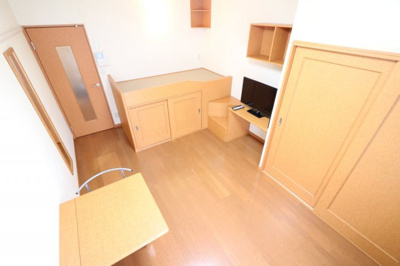 【居間・リビング】 | レオパレスパストラーレ | 大型家具家電付きにより初めての一人暮らしの方も安心