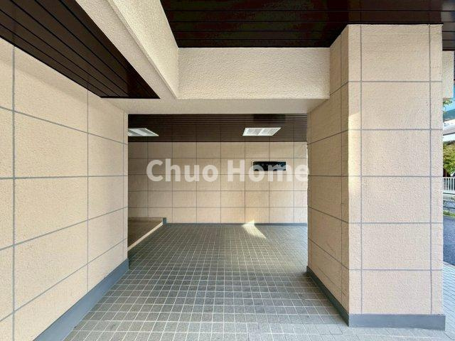 日栄マンションのエントランス|【エントランス】マンションのエントランスは、その物件の印象を決める、顔とも言える場所です。毎日通る場所ですからきれいなのが一番です。