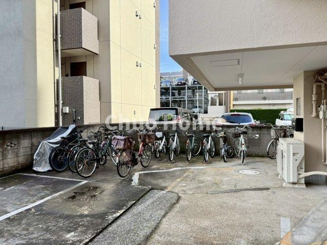 日栄マンションの駐輪場|【自転車置き場】最新の空き状況や費用などの詳細は担当スタッフまでお問い合わせください。