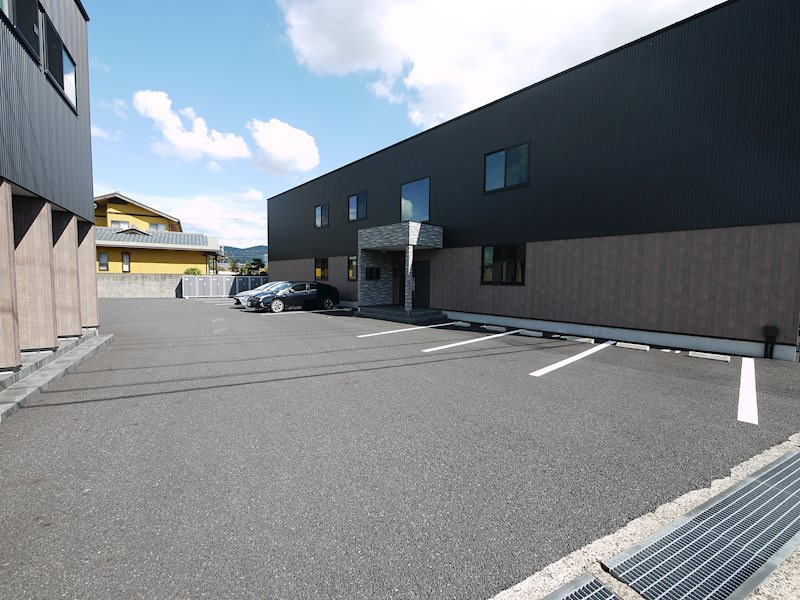 ラビアン・ローゼⅠ棟の駐車場