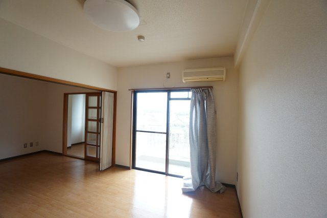 メゾン鳴鹿2番館の居間・リビング