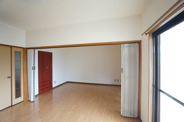 メゾン鳴鹿2番館の居間・リビング