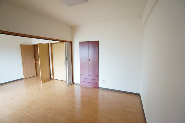 メゾン鳴鹿2番館の居間・リビング