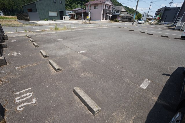 ルーチェ西谷の駐車場