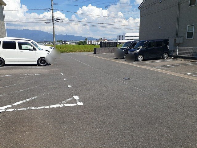 グラスロ－ズ・一生Ｂの駐車場