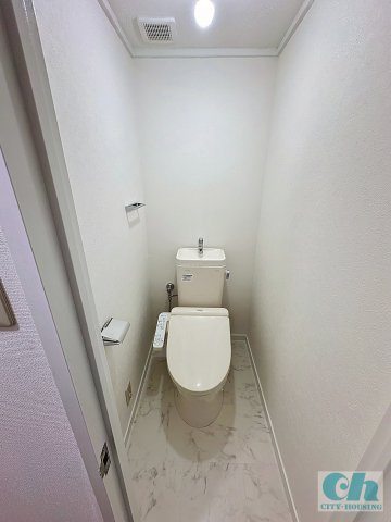 育進ビル 302号室のトイレ