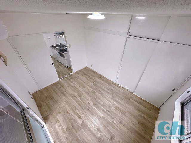 育進ビル 302号室の洋室