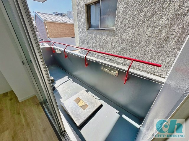 育進ビル 302号室のバルコニー