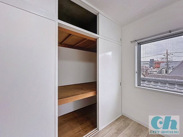 育進ビル 302号室の玄関