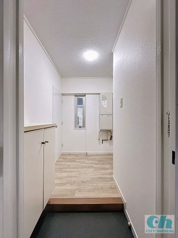 育進ビル 302号室の玄関