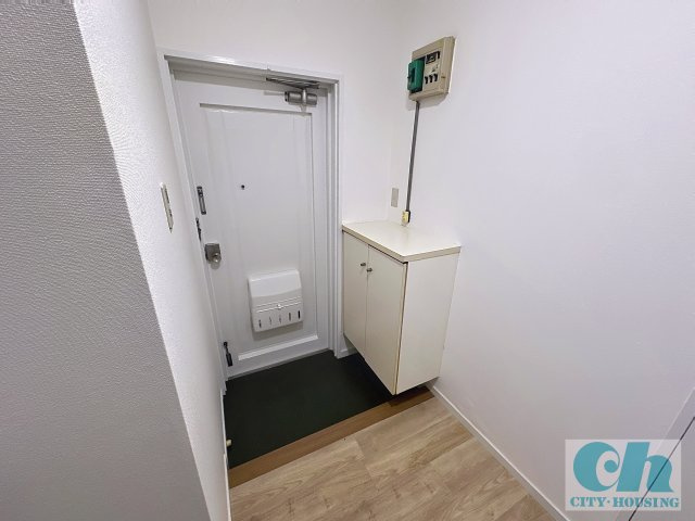 育進ビル 302号室の玄関