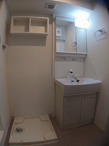 エスティーヌフジＣの洗面所|明るい洗面所です