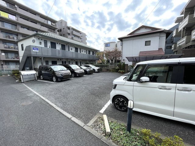 ドミール藤の駐車場