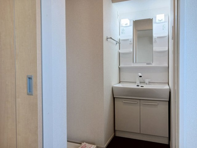 【洗面所】 | ヴァンヴェールⅣ | 明るい洗面所です