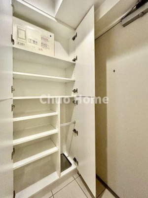 【玄関】 | GROWS堀切菖蒲園AZ | 【玄関】玄関には大型のシューズクローゼットを設置しておりますのでいつでもスッキリりとした空間を保てます。玄関周りを清潔に使うのはとても大事なことですよね。