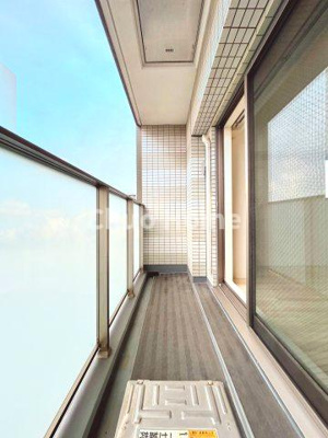 【バルコニー】 | GROWS堀切菖蒲園AZ | 【バルコニー】幅もあって、奥行きもあるゆとりのバルコニー。洗濯物を干したり乾かしたりだけでなく、ただ出てみるだけでも気持ちいいですよ。