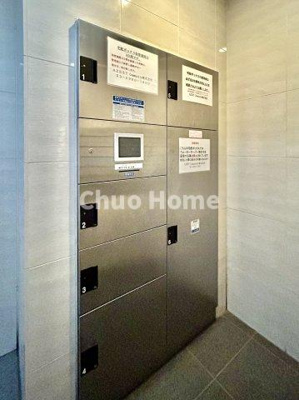 【設備】 | GROWS堀切菖蒲園AZ | 【宅配ボックス】在宅時・不在時に関わらず、居住者の代わりに非対面で宅配物を受け取ってくれる便利な設備です。わかりやすくご説明致しますので見学時にはお部屋だけではなく共用部分もぜひチェックしてください。