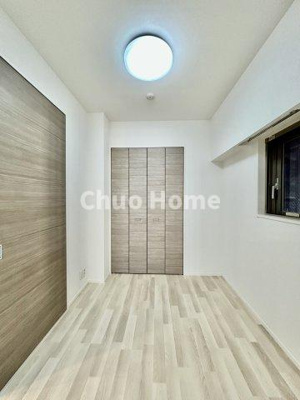 【寝室】 | GROWS堀切菖蒲園AZ | 【寝室】心と体をゆったりと安らげる主寝室。寝室のゆとりが大きい分だけ、暮らしの安らぎは深まります。一日の疲れを癒すだけでなく、ご夫婦の親密な語らいを紡ぎ出します