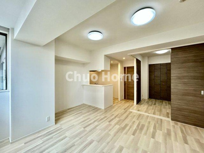 【ダイニング】 | GROWS堀切菖蒲園AZ | 【ダイニング】忙しい朝でも、しっかり家族が揃って食事をして頂けるゆとりある大きさのダイニングスペース。奥様が作る手料理をカウンター越しに受けとって頂き、テーブルで囲む素敵な時間を存分に愉しんで下さい。