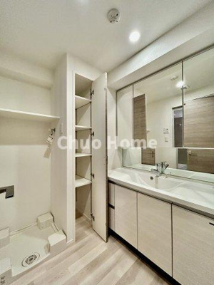 【脱衣所】 | GROWS堀切菖蒲園AZ | 【洗面所】明るい洗面所は朝をすっきりさせてくれる空間です。バタバタしている忙しい朝でも収納が多い洗面台では短い時間で効率良く支度ができます。