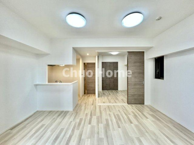 【居間・リビング】 | GROWS堀切菖蒲園AZ | 【居間・リビング】「ＬＤＫは家族団らんをデザイン」広いＬＤＫでは家族が集まり一緒の時間を過ごせる工夫がされております。何気ない一日の当たり前のひとコマがいつか一生の宝物になります