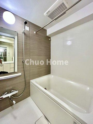 【浴室】 | GROWS堀切菖蒲園AZ | 【バスルーム】暖房換気乾燥機付きシステムバスルーム。暖房・冷風・換気・乾燥など、毎日を快適に過ごせるうれしい機能が揃っています。雨の日の洗濯物も安心です。