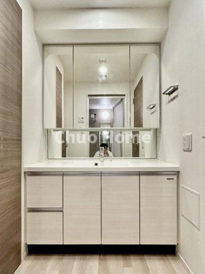 【独立洗面台】 | GROWS堀切菖蒲園AZ | 【洗面化粧台】洗面化粧台には三面鏡を採用。身だしなみを整えやすい事はもちろんですが、鏡の後ろに収納スペースを設ける事により、散らかりやすい洗面スペースをすっきりさせる事が出来るのも嬉しいですね