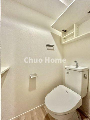 【トイレ】 | GROWS堀切菖蒲園AZ | 【トイレ】 収納スペースをしっかりと確保した温水洗浄便座機能付きトイレ。温水洗浄便座は清潔にお使いいただくための大切なアイテムです。