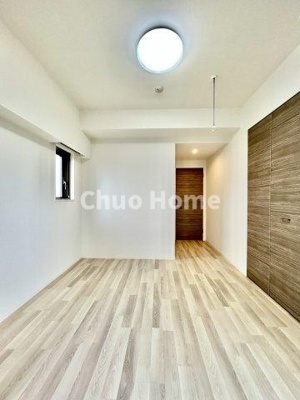 【洋室】 | GROWS堀切菖蒲園AZ | 【洋室】快適に過ごす条件は、一人ひとり違います。だからこそ飾り過ぎないシンプルな内装と偏り過ぎないデザインで統一しております。居住していく中でオーナー様だけの【マイホーム】に創り上げて下さい