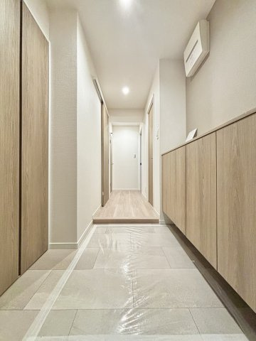 アイビーハイツ甲子園の玄関|収納もある玄関です