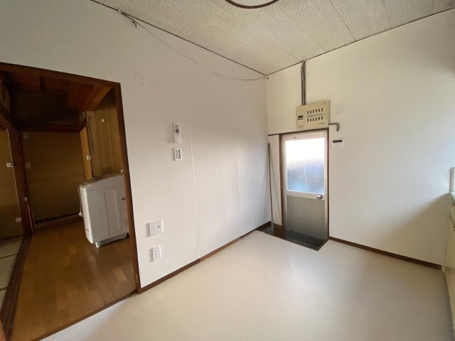 姫路市大津区天神町戸建　のキッチン|キッチンには勝手口があります。