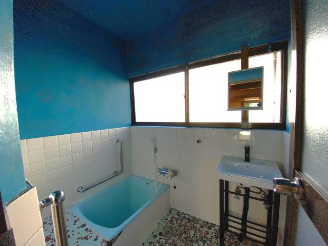 姫路市大津区天神町戸建　の浴室|ブルーのタイルがアクセント