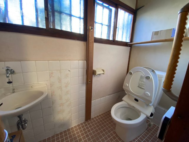 姫路市大津区天神町戸建　のトイレ|落ち着いた色調のトイレです