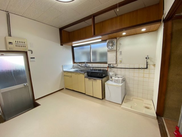 姫路市大津区天神町戸建　のキッチン|キッチン横に洗濯パンがあります。