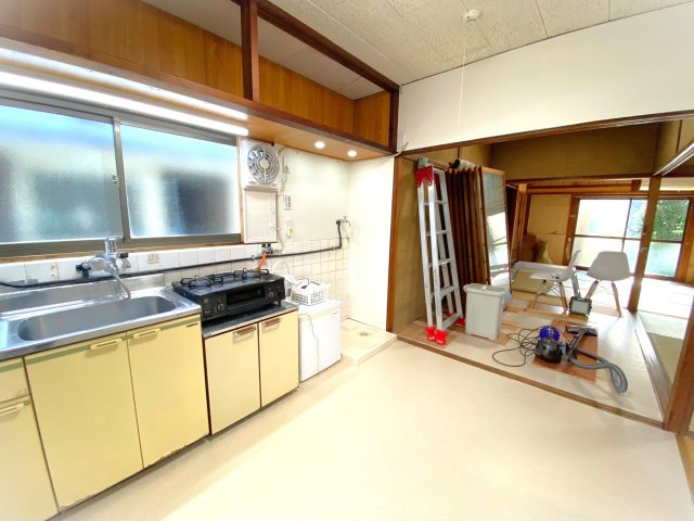 姫路市大津区天神町戸建　のキッチン|大きい窓が開放的♪