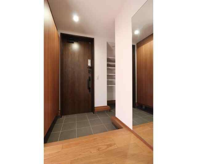 横浜市中区鷺山貸家の玄関