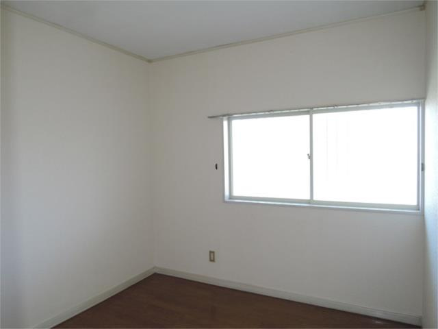 川崎市多摩区菅北浦１丁目のアパートの寝室|角に配した個室感のある洋室