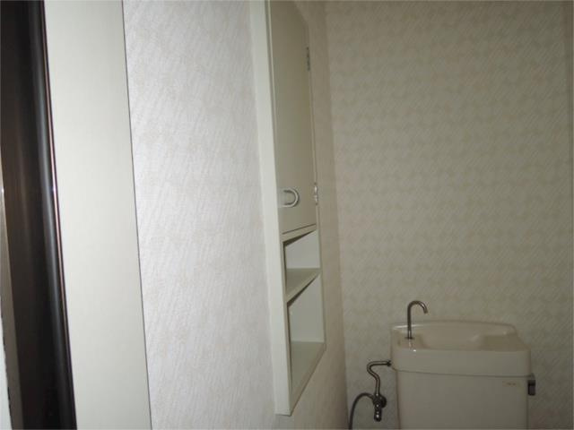 川崎市多摩区菅北浦１丁目のアパートの内装|トイレ収納