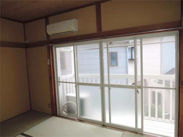 川崎市多摩区菅北浦１丁目のアパートの和室|ワイドな窓が広がる室内