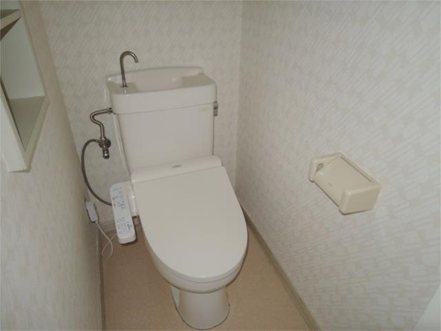 川崎市多摩区菅北浦１丁目のアパートのトイレ|トイレには快適な温水洗浄便座付