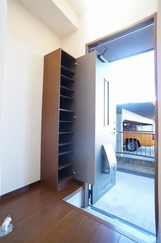 サニーコートダイドー Cの玄関|シューズボックスもございます。