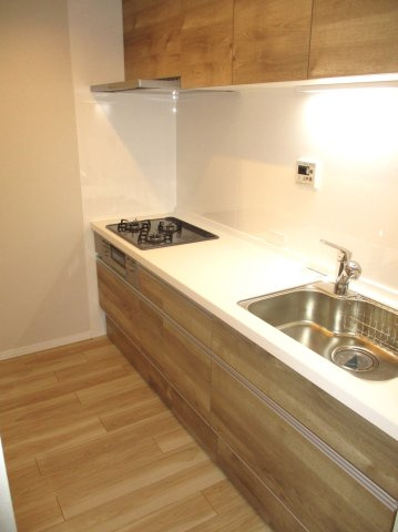 【キッチン】 | ファミール大谷地 | ●人造大理石天板システムキッチン交換済み
●掃除のしやすいキッチンパネル
●浄水器内蔵水栓