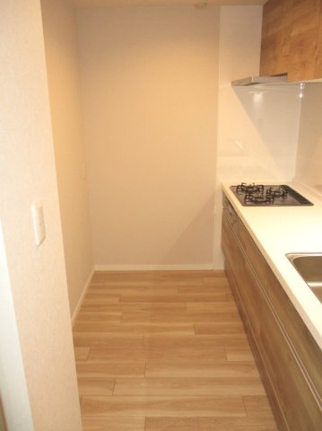 【キッチン】 | ファミール大谷地 | ●人造大理石天板システムキッチン交換済み
●掃除のしやすいキッチンパネル
●浄水器内蔵水栓